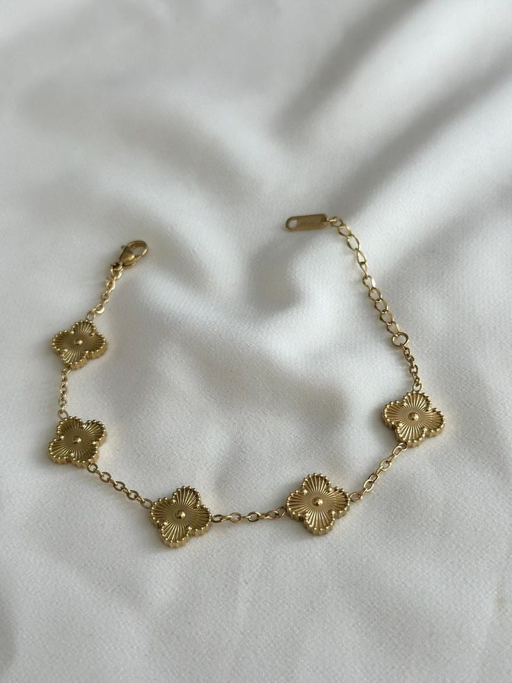 Elegant Clover Bracelet – Perfect Gift for Her