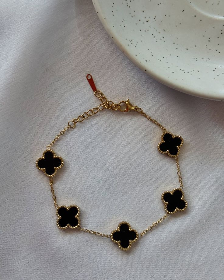 Elegant Clover Bracelet – Perfect Gift for Her