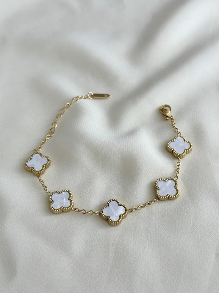 Elegant Clover Bracelet – Perfect Gift for Her